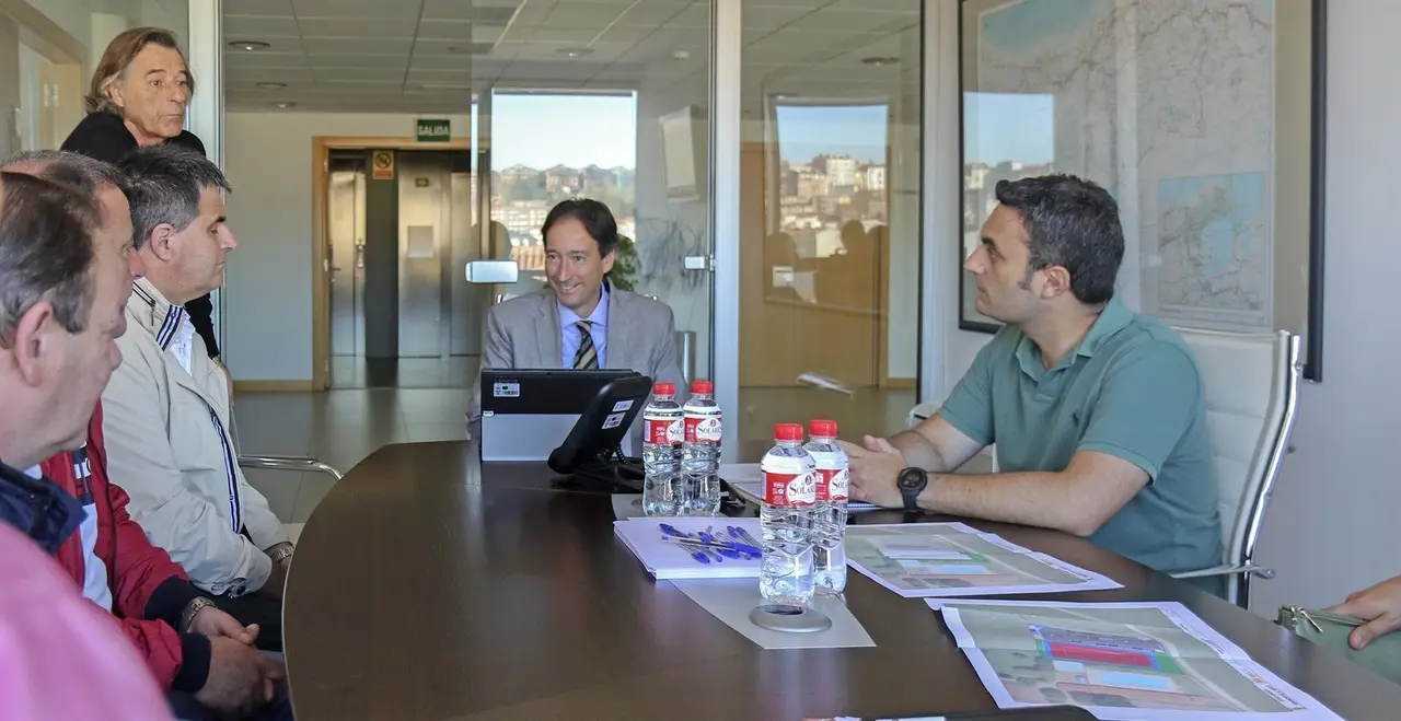 El consejero de Obras P&uacute;blicas, Ordenaci&oacute;n del Territorio y Urbanismo, Jos&eacute; Luis Gochicoa, recibe al alcalde de Ribamont&aacute;n al Monte, Joaqu&iacute;n Arco