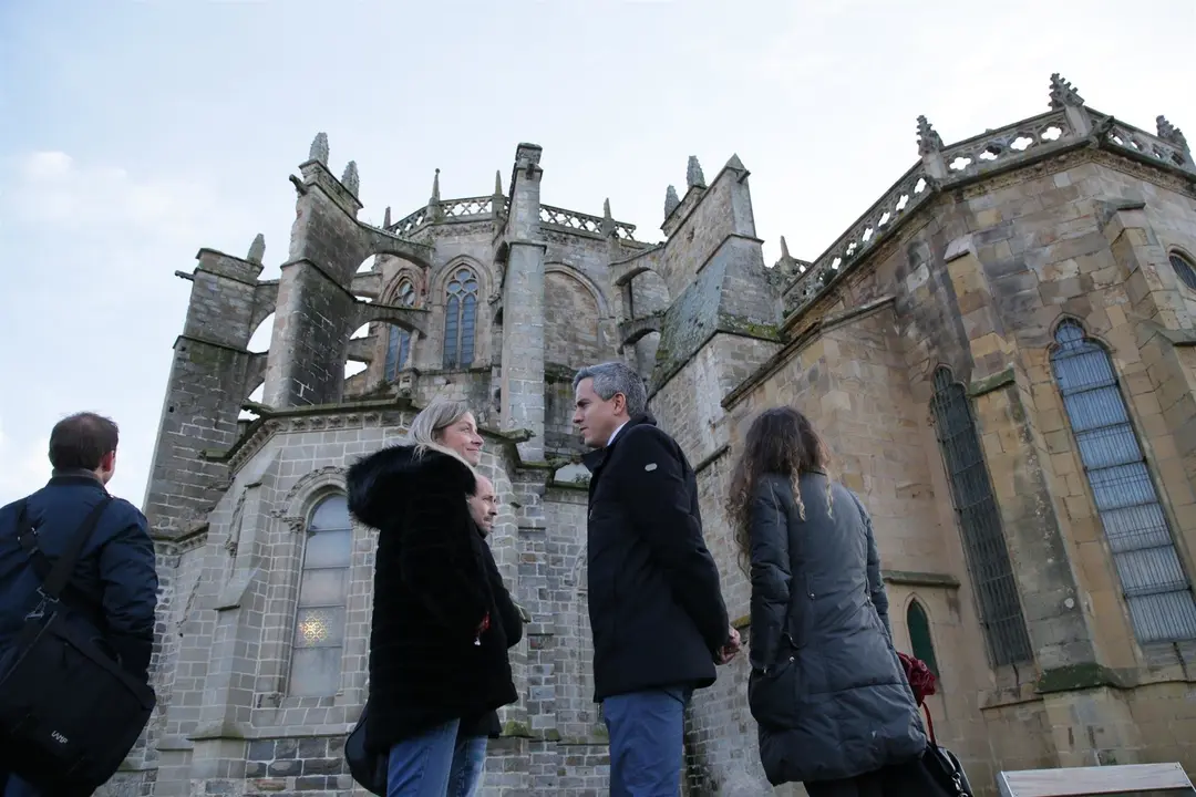 El vicepresidente del Gobierno, Pablo Zuloaga, con la alcaldesa de Castro en su reciente visita a la iglesia de Santa Mar&iacute;a de la Asunci&oacute;n (archivo)