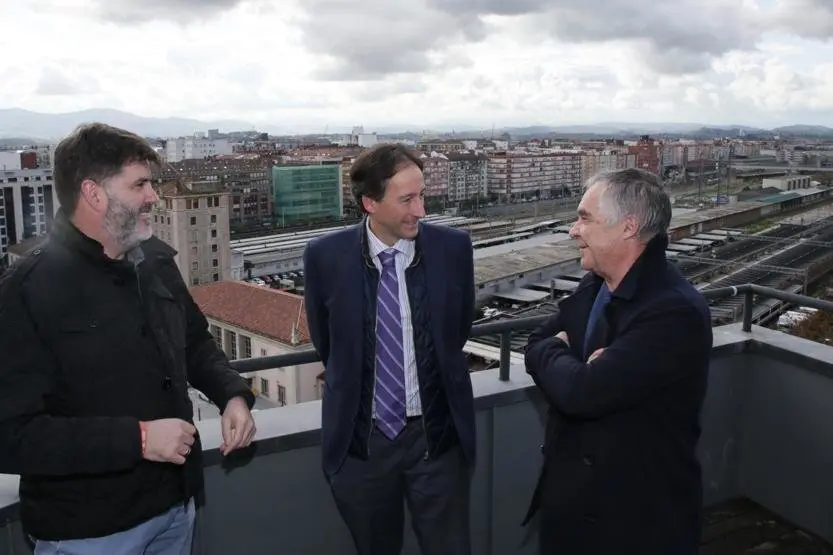 El consejero de Obras P&uacute;blicas, Ordenaci&oacute;n del Territorio y Urbanismo, Jos&eacute; Luis Gochicoa, se re&uacute;ne con el alcalde de Camargo en funciones, H&eacute;ctor Lav&iacute;n