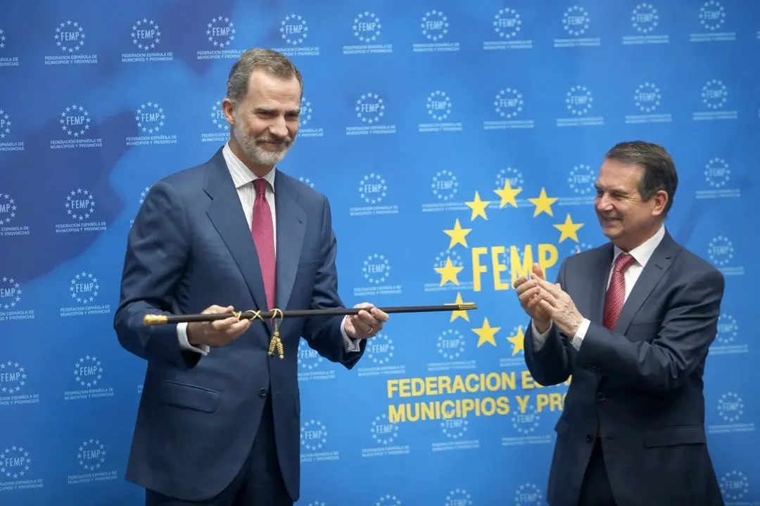 El Rey Felipe VI recibi&oacute; la Llave de Oro del Municipalismo por el 40 aniversario de las primeras elecciones democr&aacute;ticas, de manos de Abel Caballero.