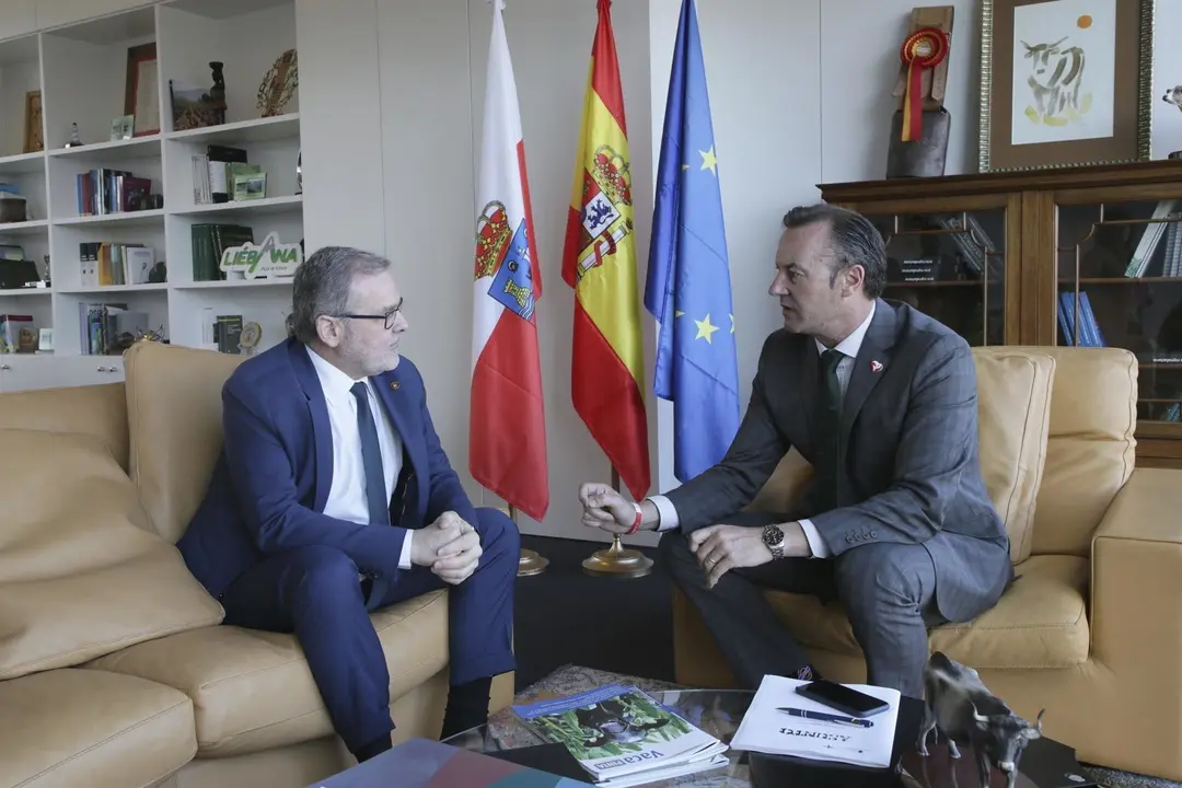 El consejero de Medio Ambiente, Guillermo Blanco, y el rector de la UC, &Aacute;ngel Pazos