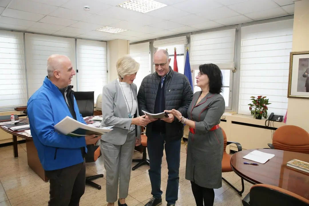 La consejera de Turismo, Marina Lomb&oacute;, con el presidente de la Red C&aacute;ntabra de Desarrollo Rural, Leoncio Carrascal