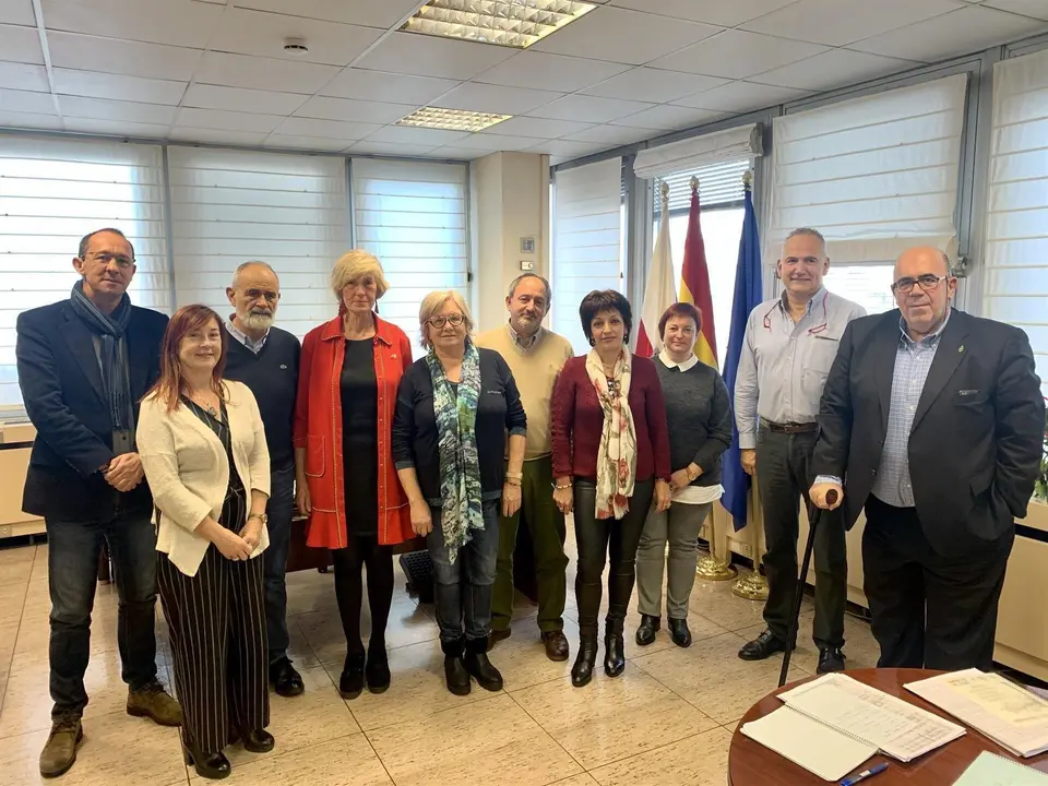 La consejera de Educaci&oacute;n con el comit&eacute; organizador del 50 aniversario del IES 'R&iacute;a del Carmen' de Muriedas (Camargo)