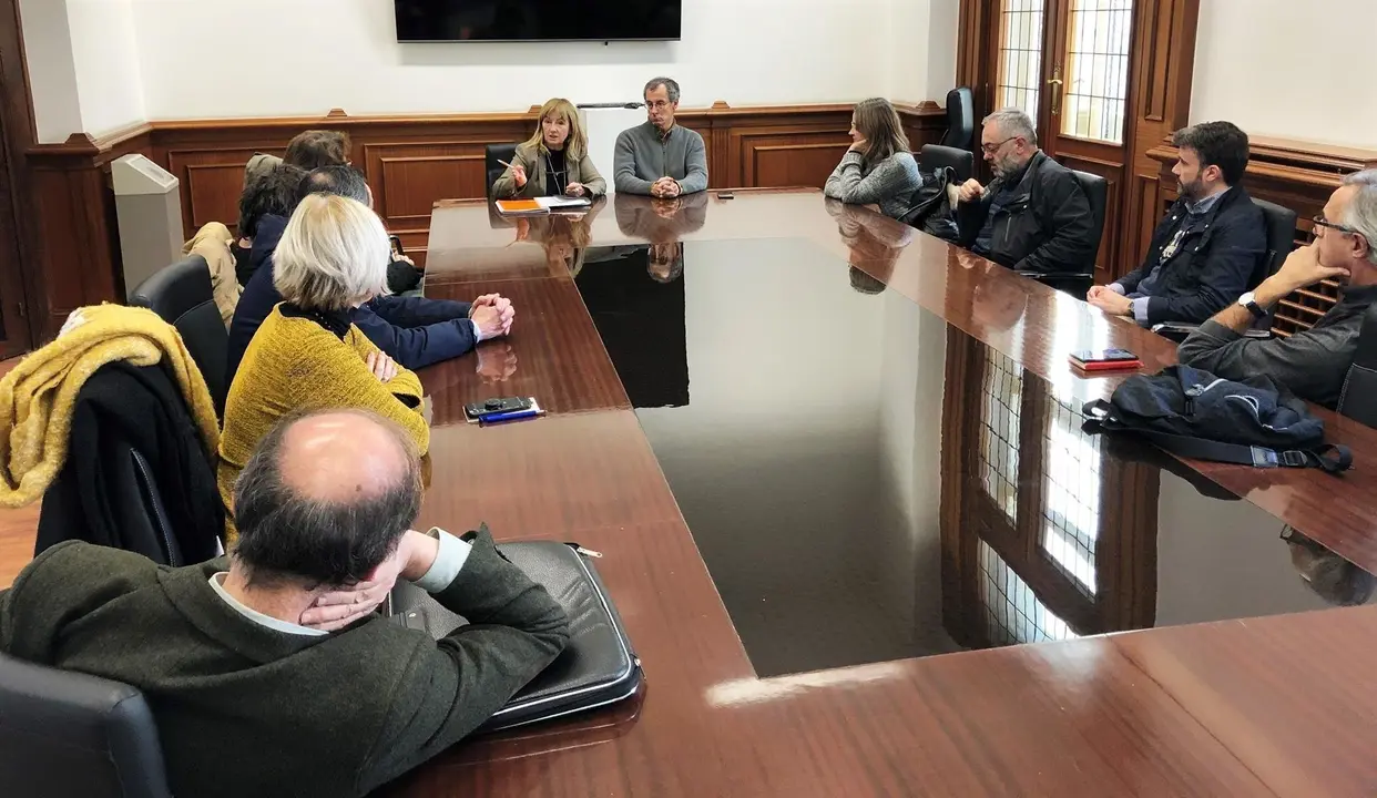 La concejala de Cultura, Mar&iacute;a Luisa Sanju&aacute;n, presenta a Enrique Bolado a la Comisi&oacute;n T&eacute;cnica de Cultura