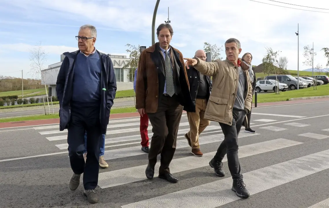 El consejero de Obras P&uacute;blicas, Ordenaci&oacute;n del Territorio y Urbanismo, Jos&eacute; Luis Gochicoa, inaugura el proyecto de mejora de la seguridad vial en el entorno de la Granja Escuela de Heras