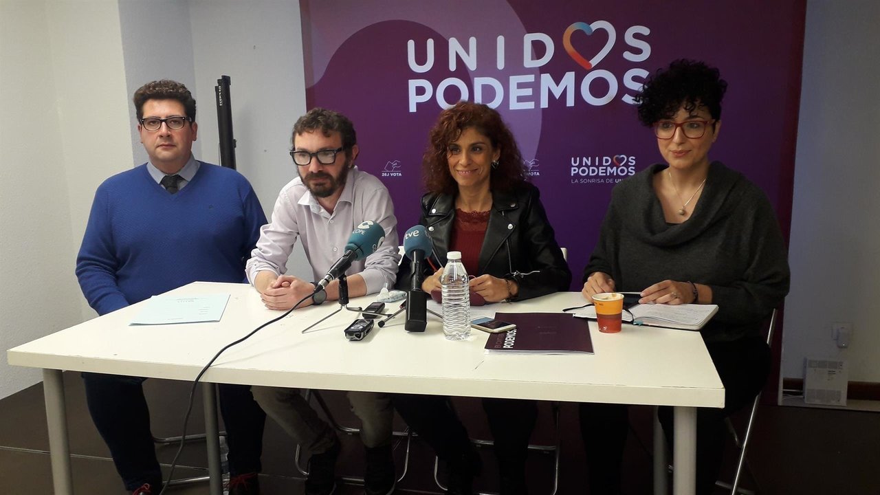 De izquierda a derechoa, el abogado Iván Gutiérrez, David González, Rosana Alonso y Belén Milán, en rueda de prensa (archivo)