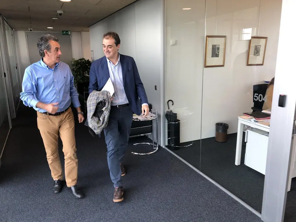 El consejero de Innovaci&oacute;n, Industria, Transporte y Comercio, Francisco Mart&iacute;n, y el alcalde de Alfoz de Lloredo, Enrique Bretones