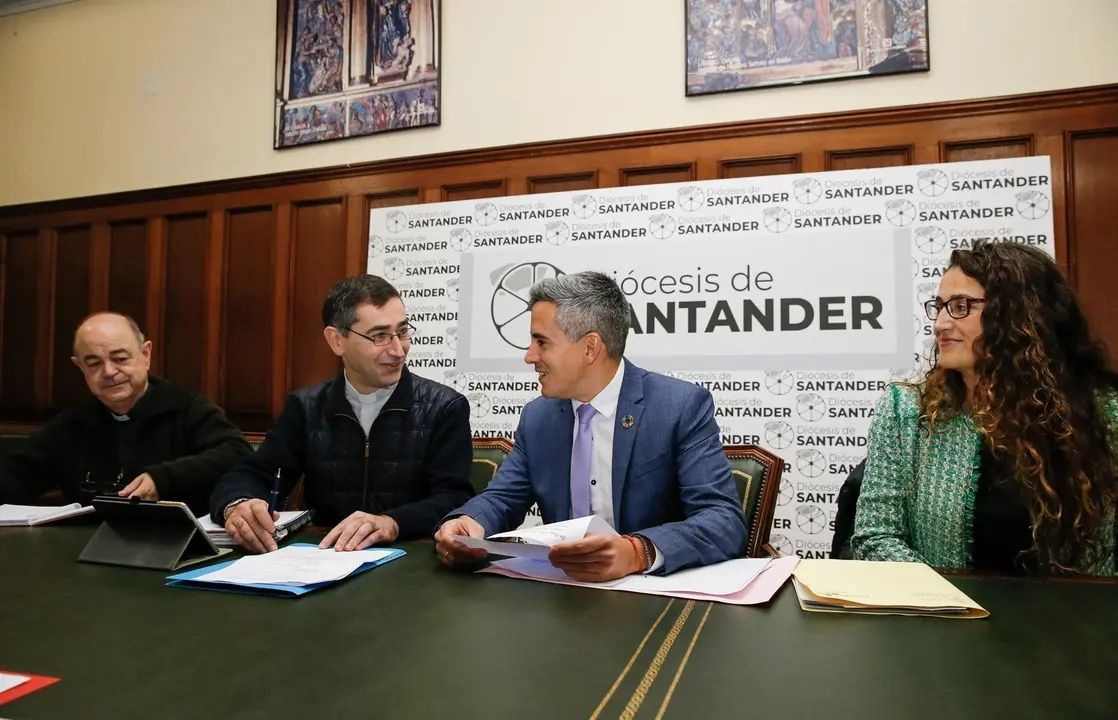 El vicepresidente y consejero de Universidades, Igualdad, Cultura y Deporte, Pablo Zuloaga, asiste a la reuni&oacute;n de la Comisi&oacute;n Mixta Obispado-Gobierno de Cantabria.