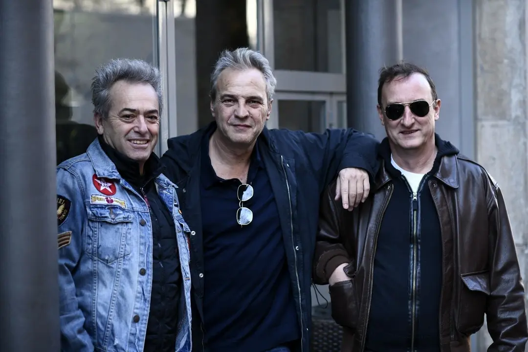 (I-D) El guitarrista, Rafael Mu&ntilde;oz; el vocalista y bajista, David Summers; y el guitarrista, Daniel Mezquita, miembros del grupo Hombrea G, posan para la entrevista con Europa Press.