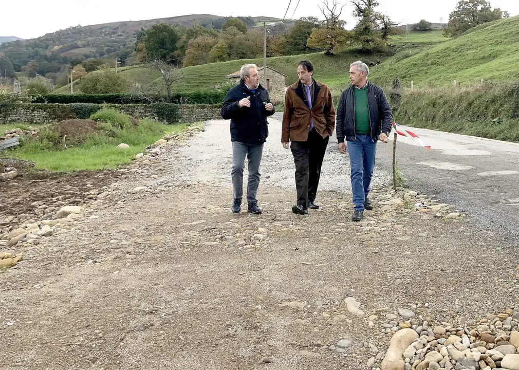 El consejero de Obras P&uacute;blicas, Ordenaci&oacute;n del Territorio y Urbanismo, Jos&eacute; Luis Gochicoa, visita las obras que se est&aacute;n acometiendo en la carretera auton&oacute;mica Arenas de Igu&ntilde;a-Villasuso
