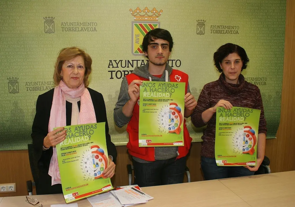 La vicepresidenta de Cruz Roja Torrelavega, Loles Trugeda; el director de Cruz Roja Juventud, C&eacute;sar Haya, y la concejal de Bienestar Social de Torrelavega, Laura Romano, presentan de la IV Campa&ntilde;a de Juguetes de Cruz Roja Torrelavega 