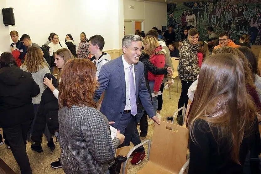 El vicepresidente regional, Pablo Zuloaga, en la presentaci&oacute;n de la campa&ntilde;a contra la violencia de g&eacute;nero en el IES Maria Tello