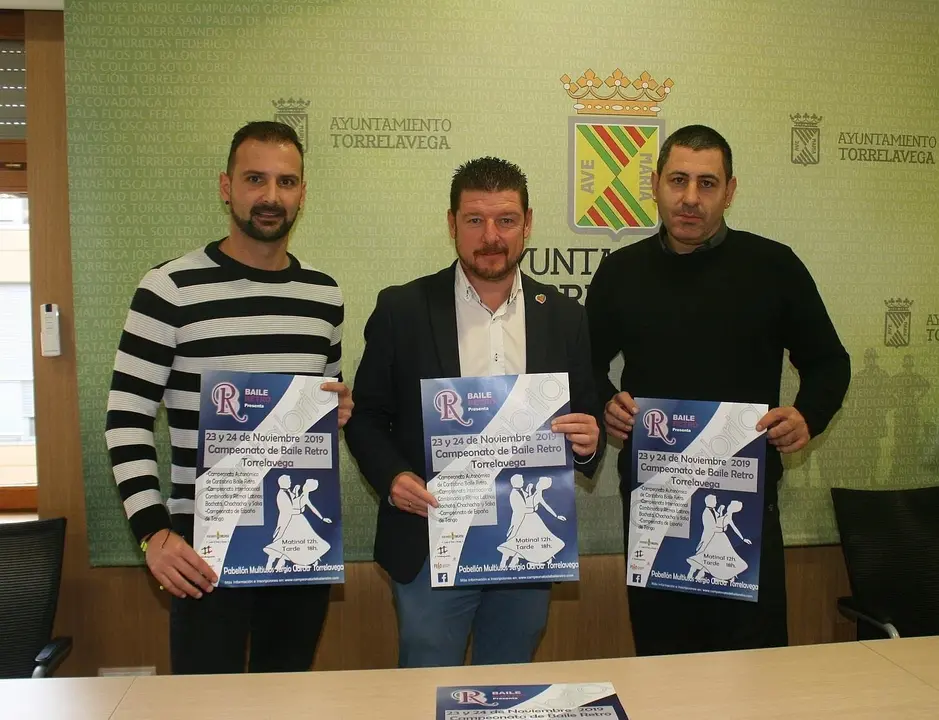 El concejal de Ferias, Mercados y Dinamizaci&oacute;n Poblacional de Torrelavega, Jes&uacute;s S&aacute;nchez (centro), presenta el Campeonato de Baile Retro junto a los organizadores de la prueba, Carlos Garc&iacute;a y Ra&uacute;l Campo