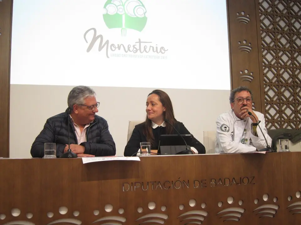 Autoridades en la presentaci&oacute;n de unas jornadas gastron&oacute;micas de Monesterio