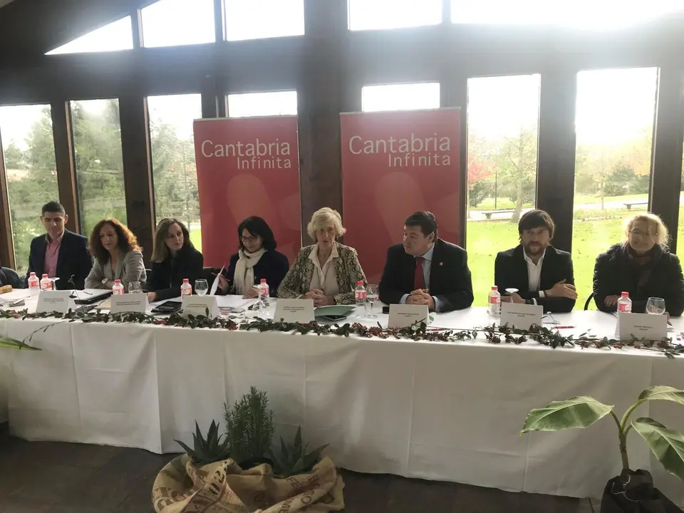 La consejera de Educaci&oacute;n, Formaci&oacute;n Profesional y Turismo, Marina Lomb&oacute;, preside el Pleno del Consejo de Turismo