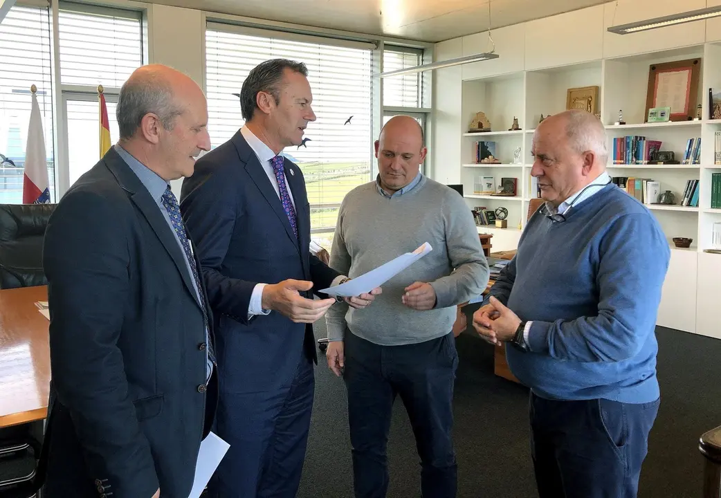 El consejero de Desarrollo Rural, Ganader&iacute;a, Pesca, Alimentaci&oacute;n y Medio Ambiente, Guillermo Blanco, recibe al alcalde de Santillana del Mar, &Aacute;ngel Rodr&iacute;guez