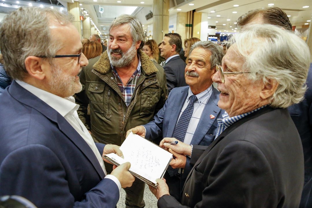 El presidente de Cantabria, Miguel Ángel Revilla, con el escritor Alberto Vázquez-Figueroa y el rector de la UC, Ángel Pazos, entre otros, en el acto