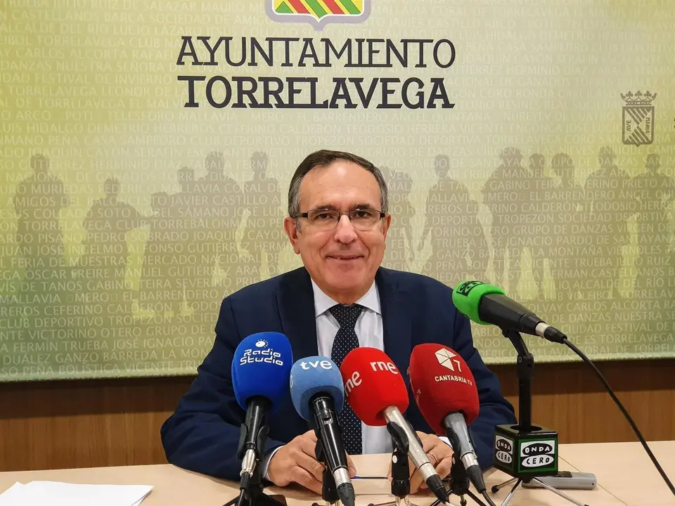 Rueda de prensa del primer teniente de alcalde de Torrelavega, Jos&eacute; Manuel Cruz Viadero