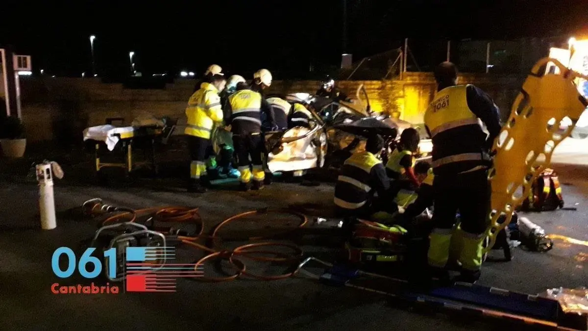 Equipos de emergencias atienden el accidente