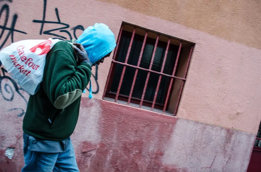 Inmigraci&oacute;n, inmigrantes, inmigrante andando, pobreza, pobre, pobres, sudafricanos, sudafricano, gente en la calle, raza negra, mendicidad, mendigos, mendigo, indigente, indigentes, vagabundo, vagabundos