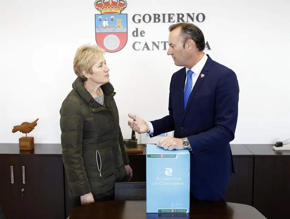 El consejero con la ganadora del concurso de la ODECA