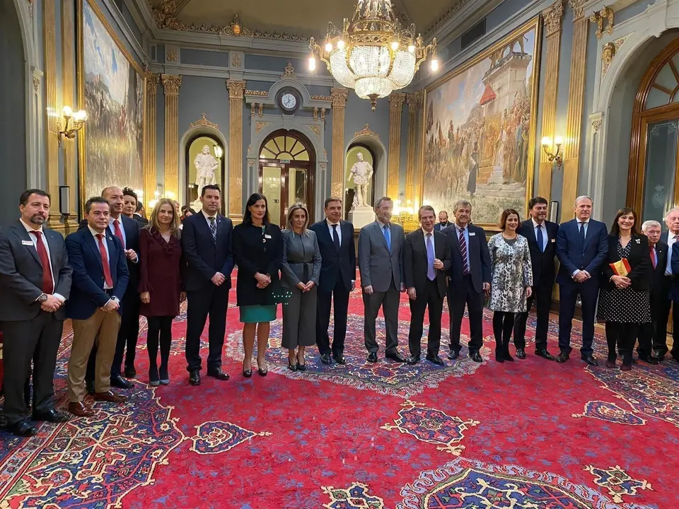 El presidente del Senado, Manuel Cruz, en el centro,con el ministro de Pol&iacute;tica Territorial, Luis Planas, a su izquierda, y el presidente de la Federaci&oacute;n Espa&ntilde;ola de Municipios y Porvincias, Abel Caballero, a su derecha, junto a alcaldes.
