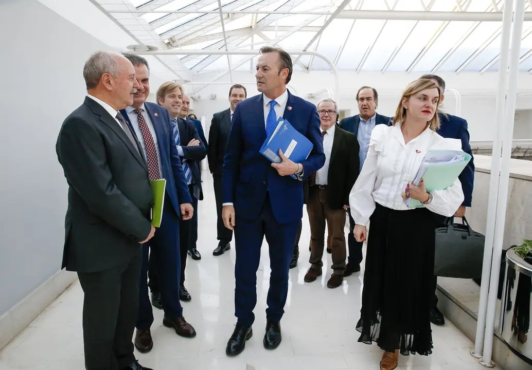 El consejero de Desarrollo Rural, Guillermo Blanco, con su equipo en el Parlamento