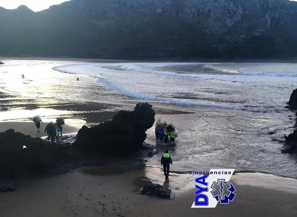 Efectivos Dya Castro rescatan a un surfista navarro en la playa de Islares