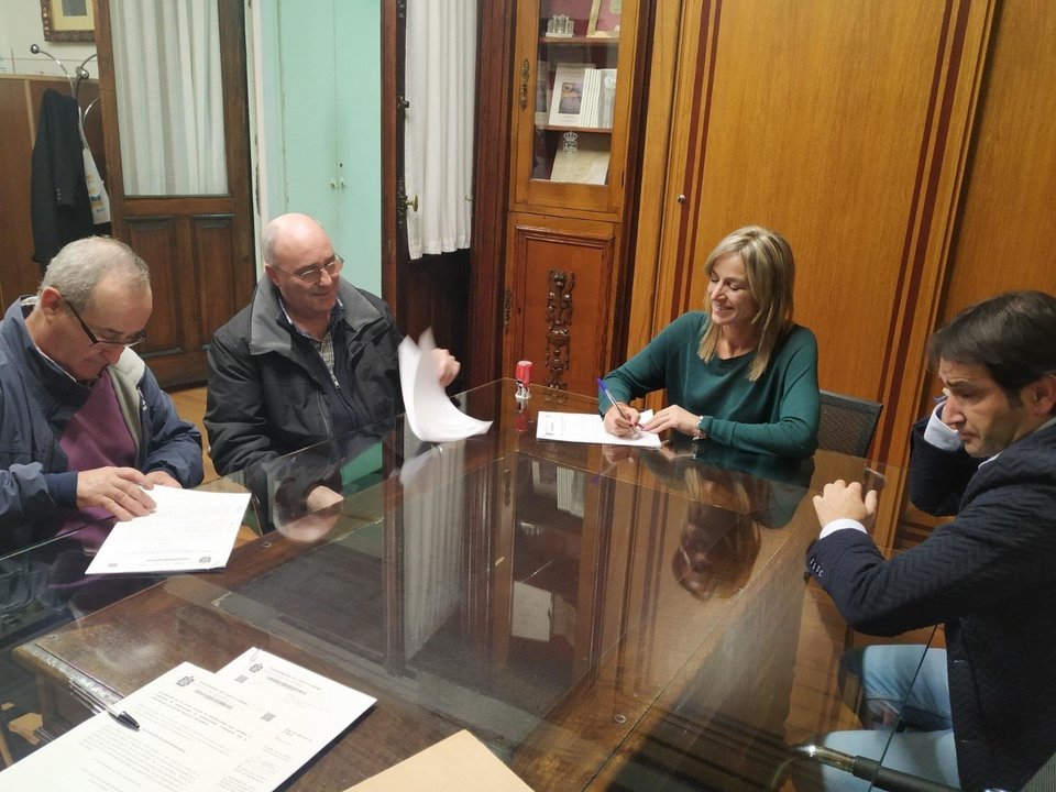 La alcaldesa de Castro Urdiales, Susana Herrán, firma el convenio con el Patrón Mayor de la Cofradía de Pescadores, Manuel Alonso López