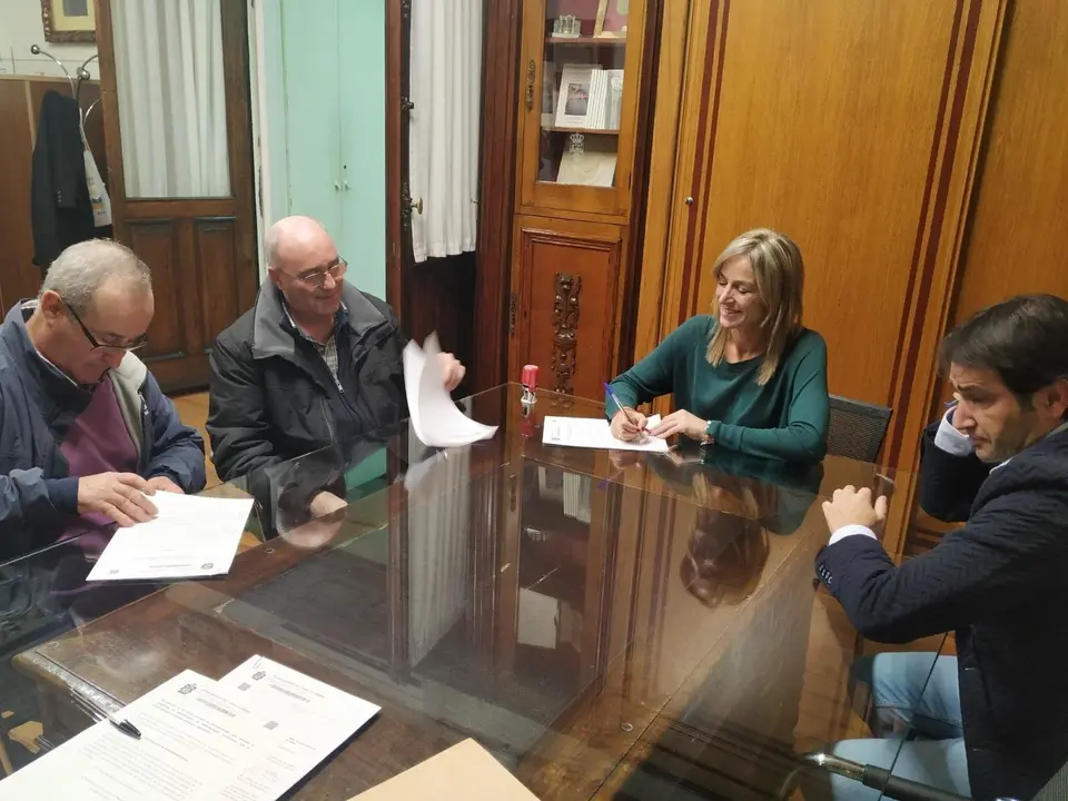 La alcaldesa de Castro Urdiales, Susana Herr&aacute;n, firma el convenio con el Patr&oacute;n Mayor de la Cofrad&iacute;a de Pescadores, Manuel Alonso L&oacute;pez