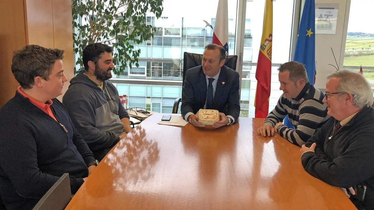 El consejero Guillermo Blanco recibe a las dos firmas c&aacute;ntabras premiadas en el certamen 'World Cheese Awards 2019'