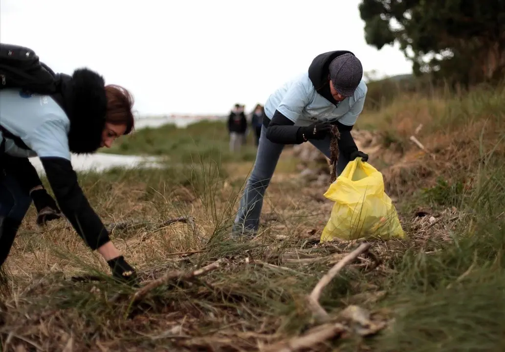 Voluntarios limpian de pl&aacute;sticos el Parque Natural de las Marismas