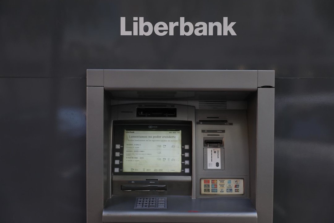 Un cajero de Liberbank, que ha convocado a los sindicatos para negociar un nuevo Expediente de Regulación de Empleo (ERE), en Madrid, a 21 de octubre de 2019.