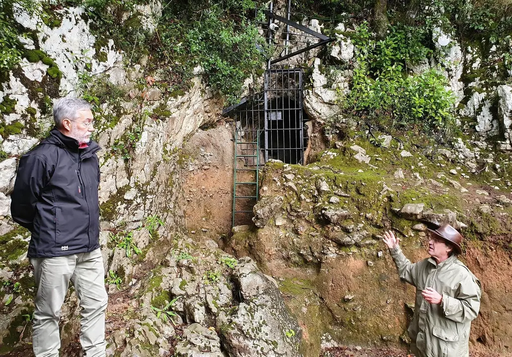 Pablo Arias y Roberto Onta&ntilde;&oacute;n en la cueva de La Garma