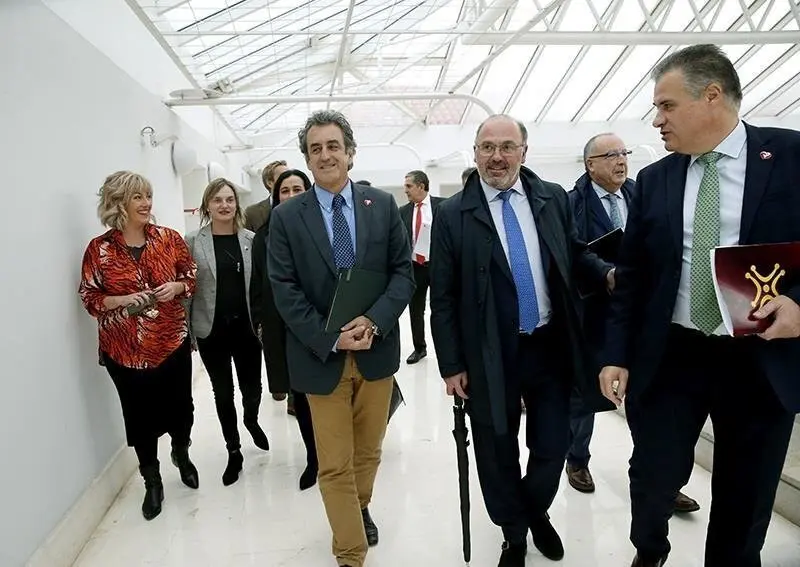 El consejero de Industria, Transporte y Comercio, Francisco Mart&iacute;n, con su equipo en el Parlamento