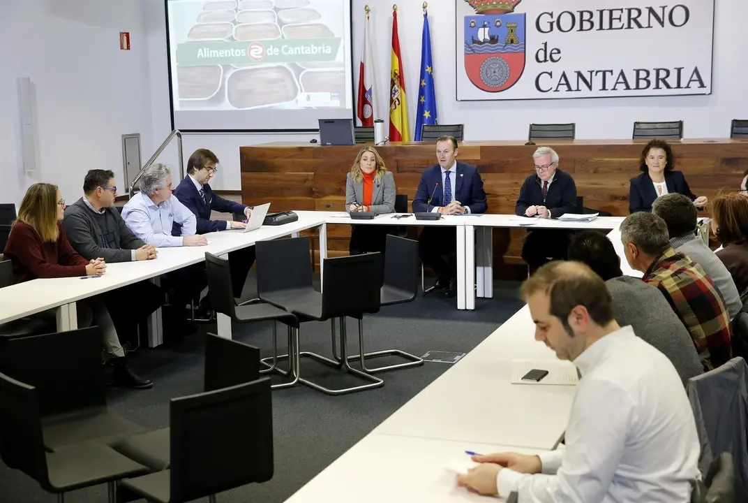 REUNI&Oacute;N DEL CONSEJERO DE DESARROLLO RURAL CON EL SECTOR CONSERVERVERO SOBRE LA IGP DE LA ANCHOA DEL CANT&Aacute;BRICO