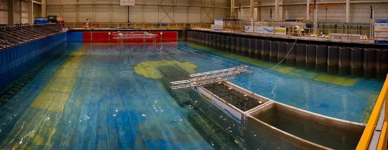 Gran tanque de ingenier&iacute;a marina del IH Cantabria 