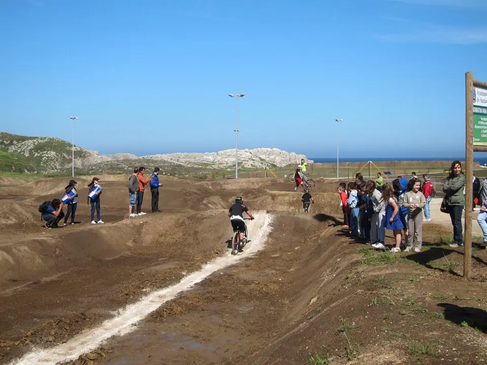     Santander cuenta desde este mi&eacute;rcoles con once nuevas hect&aacute;reas para la pr&aacute;ctica de deporte y para el disfrute al aire libre tras la inauguraci&oacute;n del parque de Rostr&iacute;o, en San Rom&aacute;n, que re&uacute;ne espacios pensados "para todos"