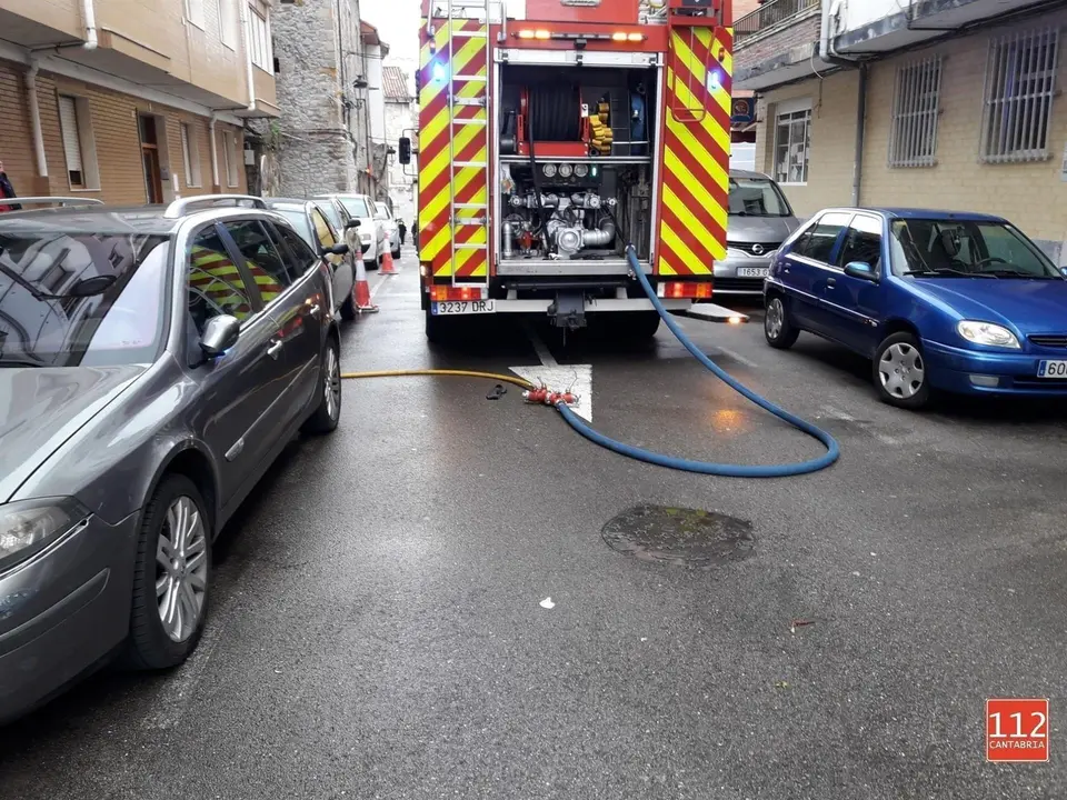 Una campa&ntilde;a provoca un incendio en una vivienda en Laredo