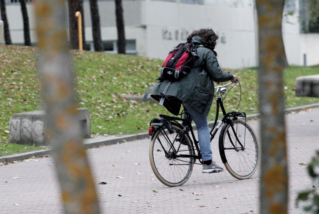 Una mujer montando en bicicleta por Madrid (Imagen de archivo)