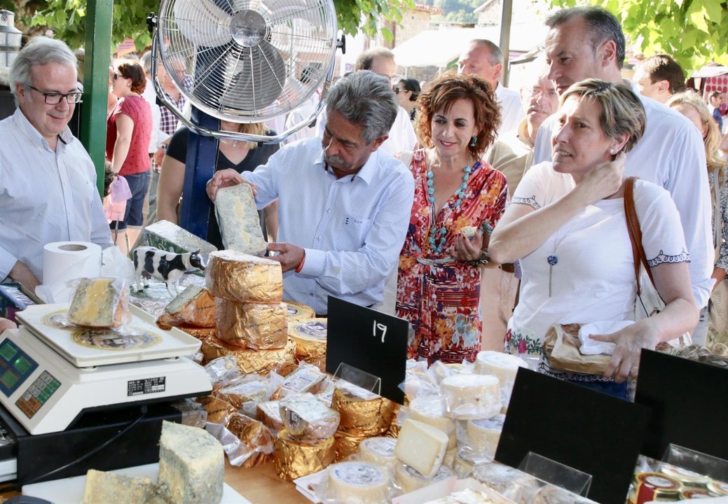 El presidente de Cantabria, Miguel Ángel Revilla, visitó en agosto la 25 Feria del Queso de Pesquera
