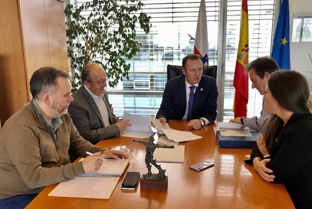 El consejero de Desarrollo Rural, Ganader&iacute;a, Pesca, Alimentaci&oacute;n y Medio Ambiente de Cantabria, Guillermo Blanco (centro); el director general de Medio Ambiente, Antonio Lucio (izda), y los miembros de la Corporaci&oacute;n de San Vicente de La Barquera
