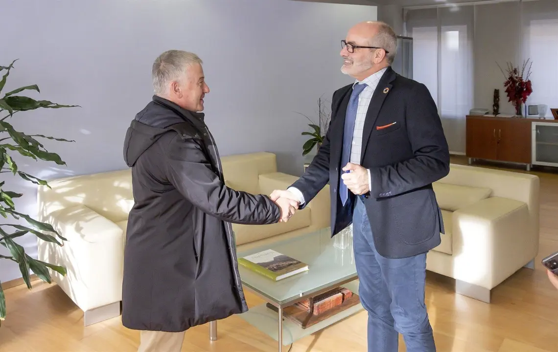 El alcalde de Villaescusa, Constantino Fern&aacute;ndez Carral (izda), y el consejero de Sanidad de Cantabria, Miguel Rodr&iacute;guez