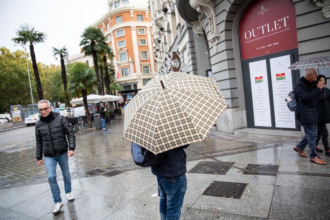 Una persona pasea por la calle con un paraguas debido a la lluvia durante el peor temporal del otoño del 2019 en España en el que se verán afectadas 37 provincias avisadas por viento, nieve, oleaje o lluvia, en Madrid (España), a 14 de noviembre de 2019.