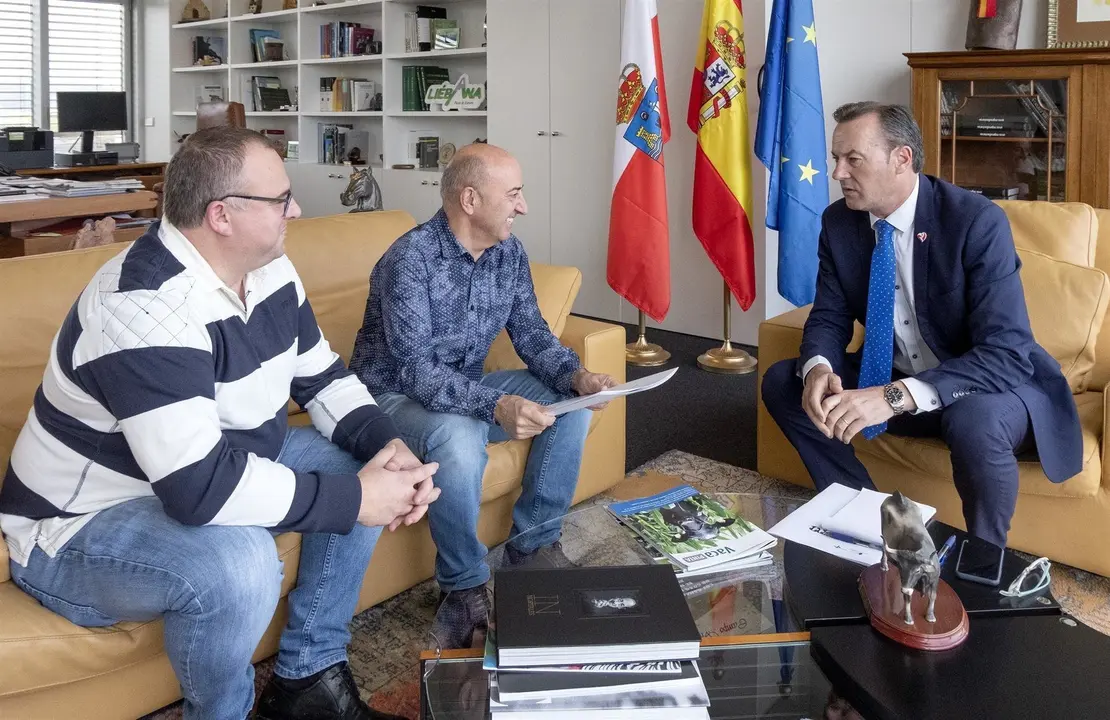 El consejero de Desarrollo Rural, Ganader&iacute;a, Pesca, Alimentaci&oacute;n y Medio Ambiente, Guillermo Blanco, recibe al alcalde de B&aacute;rcena de Cicero, Gumersindo Ranero