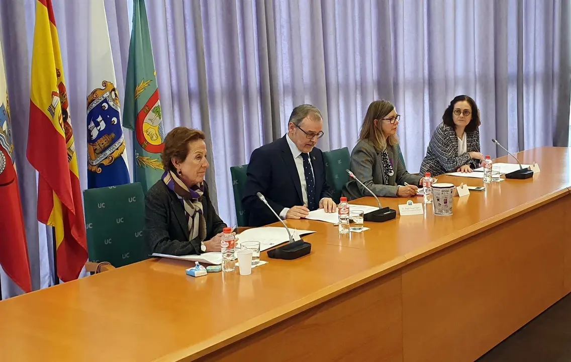 Fiscal Pilar Mar&iacute;n N&aacute;jera en una conferencia en la UC