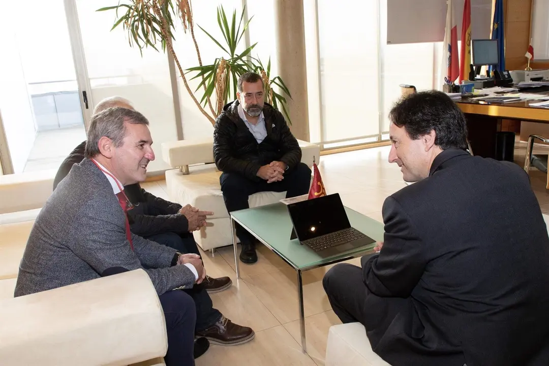 El consejero de Obras P&uacute;blicas se re&uacute;ne con el alcalde de Bezana