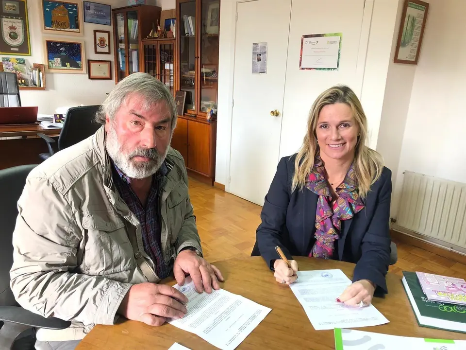 El alcalde de Valderredible, Fernando Fern&aacute;ndez, y la presidenta del COF, Rita de la Plaza