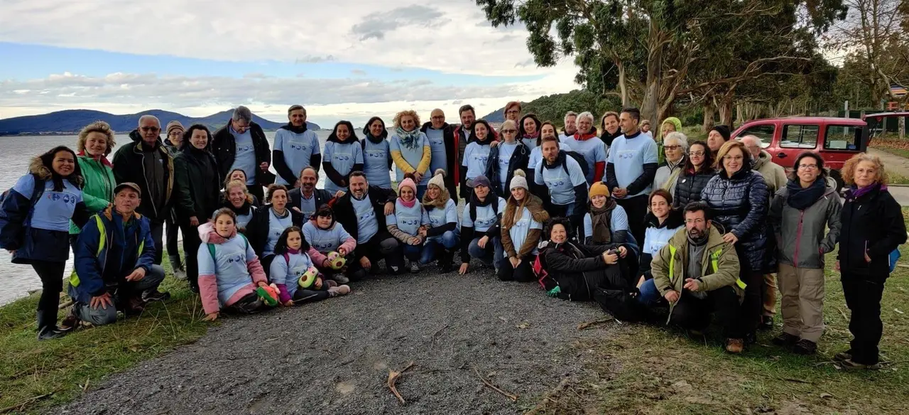 Voluntarios limpian residuos en el Parque de las Marismas de Santo&ntilde;a