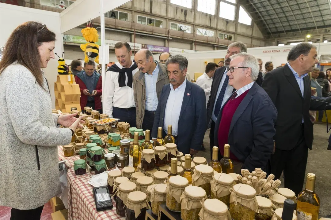Las autoridades en la inauguraci&oacute;n de la Feria Nacional Ap&iacute;cola